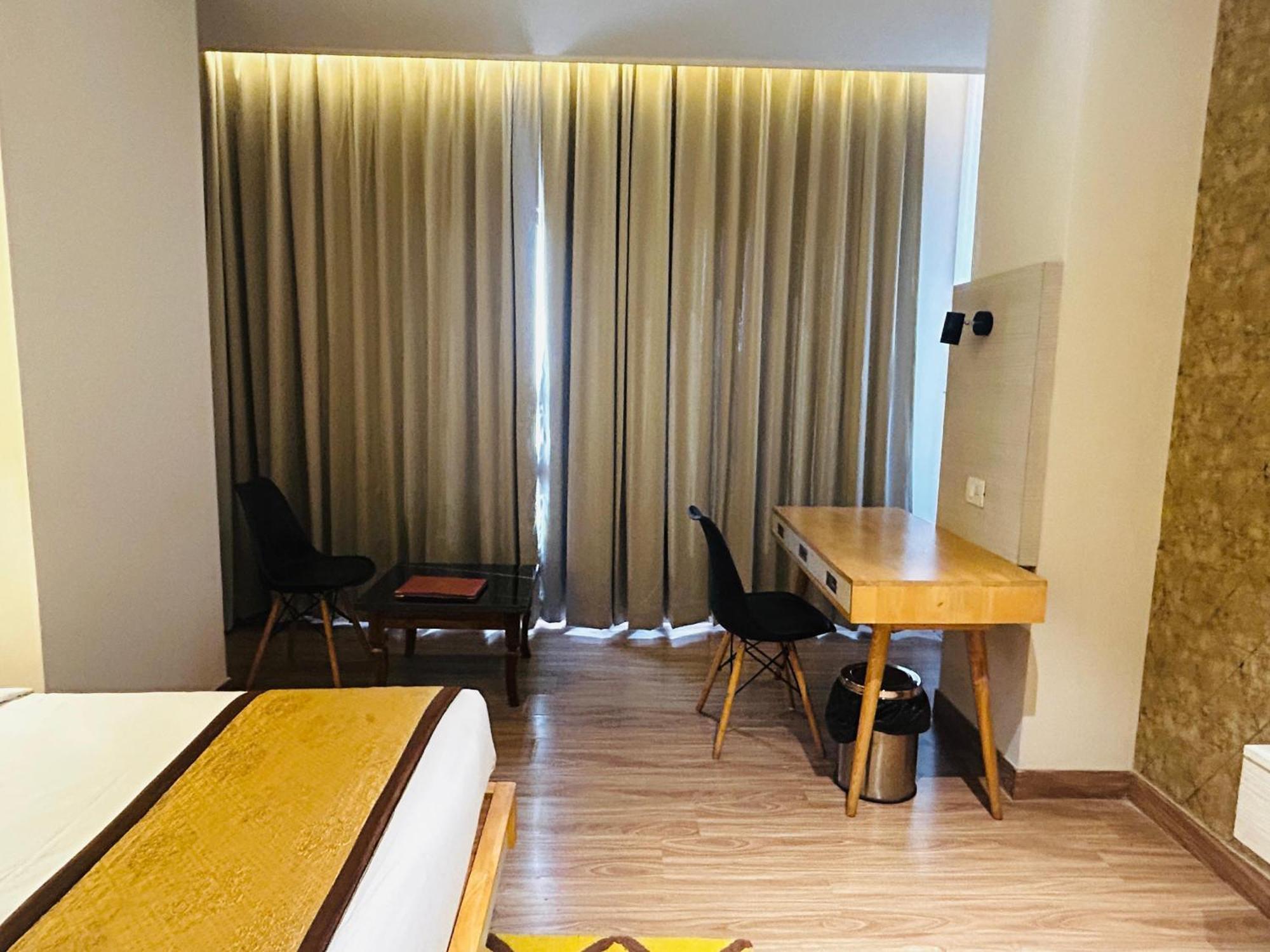 Hotel Sakura Gold Gurgaon Exterior photo